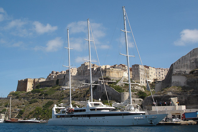 Le Ponant dans le port de Bonifacio (Photo:Telperion/Wikipedia) Le Ponant