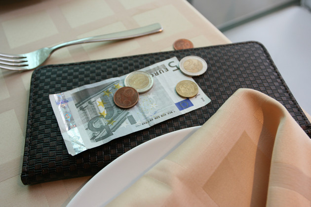 Your insider's guide to cruise tipping (photo: photowind/Shutterstock) Tip on a restaurant table