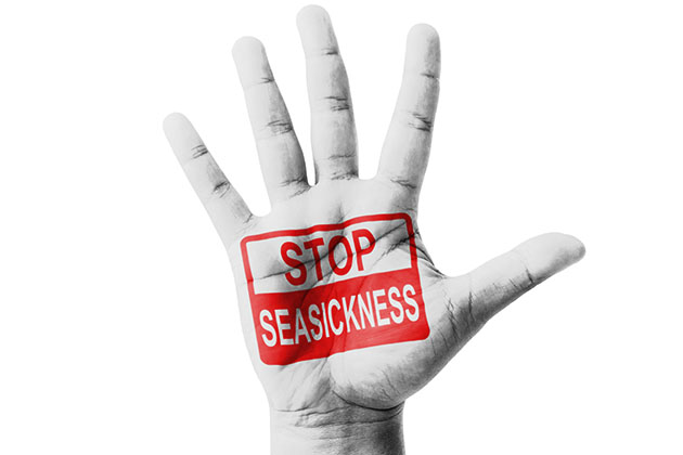 There are many ways to prevent seasickness (Photo: Jakkrit Orrasri/Shutterstock) Seasick woman