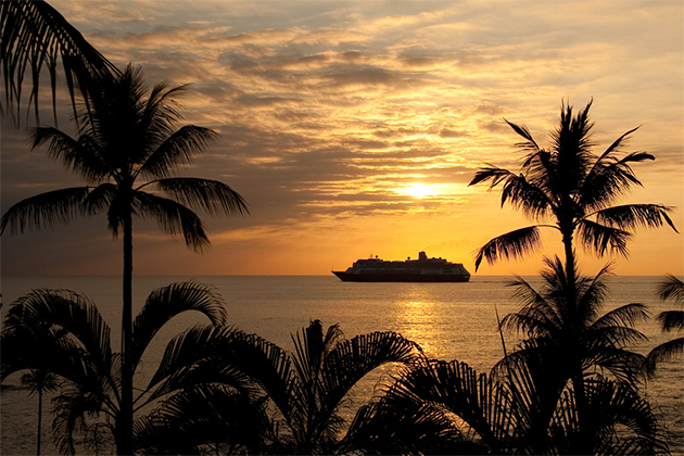 Cruise ship in Hawaii (Photo: Slavik Krassovsky/Shutterstock.com) Silhouette of a cruise ship at sunset