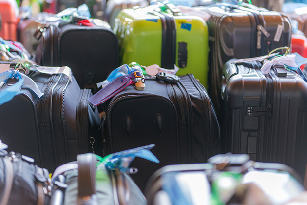Luggage drop-off in port (Photo: WeStudio/Shutterstock.com) Group of luggage bags