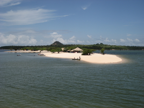 Alter do Chao (photo: guentermanaus/Shutterstock) Alter do Chao Beach in Brazil