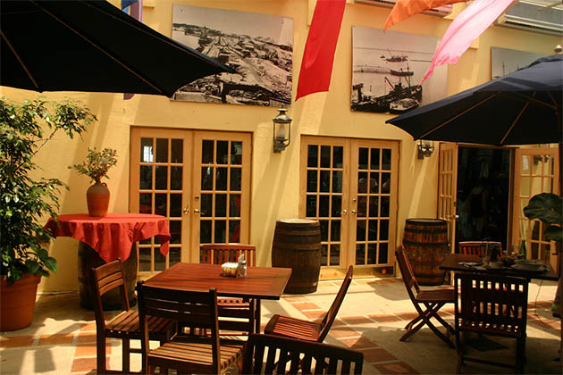 Frog and Onion Pub, Bermuda (photo: Emily/flickr) Frog and Onion Pub, Bermuda