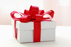 Some people like to bring their room steward (photo: lenestan/Shutterstock) gift for cabin steward