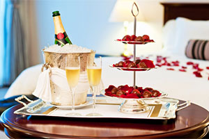 Complimentary chocolates and champagne (photo: ruidoblanco/Shutterstock) Complimentary chocolates and champagne