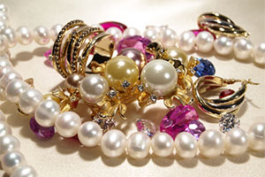 Use household items like pill containers to keep your jewelry sorted (photo: D7INAMI7S/Shutterstock) jewelry