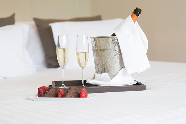 Champagne Service (photo: Hugo Felix/Shutterstock) Champagne Service