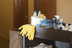 Start with your cabin stwart to reslove concerns about your room's cleanliness. (photo: bikeriderlondon/Shutterstock) cleaning cart