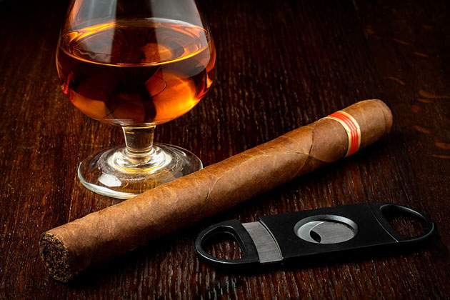 Cuban rum and cigar (photo: Massimiliano Gallo/Shutterstock.com) Cuban rum and cigar