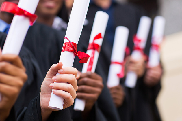 Throw a graduation party onboard (photo: michaeljung/Shutterstock) Graduates holding their diplomas