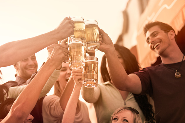 Organize a reunion cruise (photo: Deborah Kolb/Shutterstock) Friends toasting at a reunion