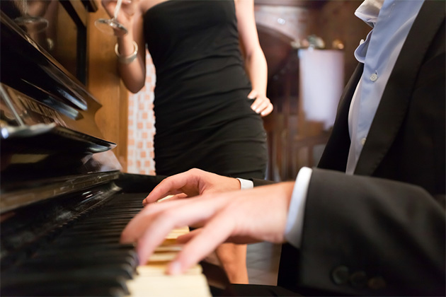 Enjoy a piano bar atmosphere at Schooner Bar after 10pm. (Minerva Studio/Shutterstock) Legend of the Seas - Piano Bar